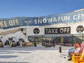 Der Außenbereich vor dem Take Off Snow & Funcenter an der Bergstation Komperdell mit gemütlichen Sitzsäcken zum chillen