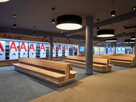 Ski und Skischuh Depot Check In in modernem Ambiente mit vielen Sitzmöglichkeiten und Komfort