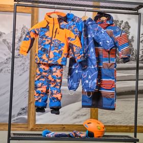 Im Modegeschäft im Patscheider Haus hängen exklusive Skijacken und Hosen, wärmende Unterzieher und Accessoires für Kinder und Jugendliche
