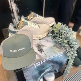 Schaufenster Dekoration mit On Schuhen, Cap und Shirt