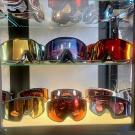 Innenansicht Peep Shop mit einer Vitrine mit verschiedenen Schneebrillen Modellen von Oakley 