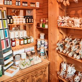 Innenansicht mit Holzregal mit Seifen und kosmetischen Produkten und verschiedenen Stofftieren