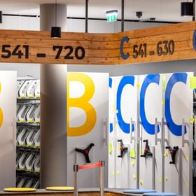 Das neue Check In jetzt auf 3.000 m² mit viel Platz und gemütlicher Atmosphäre und noch mehr top Service, Skiverleih und Ski Depot direkt an der Talstation Komperdell und Alpkopf Serfaus
