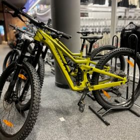 Im Geschäft stehen Mountainbike und Enduro Modelle der Marke Scott für Herren und Damen in verschiedenen Größen zum Verleih