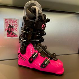 Perfekt sitzende Skischuhe in der Farbe pink der Marke Strolz für alle Problemfüße dank Maßanfertigung und individueller Innenschuh Ausschäumung