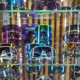 Oakley Sonnenbrillen und Bikebrillen liegen in einer Vitrine im Check In Bikecenter Geschäft in Serfaus