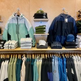 Innenansicht vom Peep Shop mit einer großen Auswahl an Bekleidung von The North Face und Burton AK
