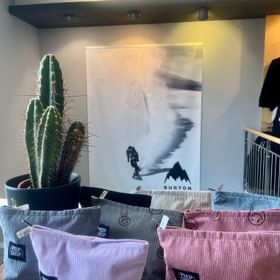 Innenansicht Peep Shop mit Kosmetiktaschen vom Peep Label