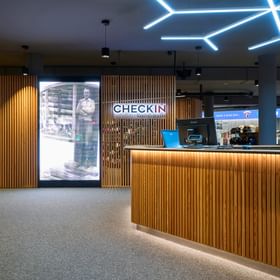 Der neue Kassenbereich im neuen Check In in modernem Holzambiente neben dem Skidepot und Skiverleih