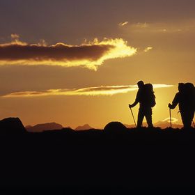 Eine Gruppe von Wanderern wandert im Sonnenaufgang in den Bergen von Serfaus-Fiss-Ladis