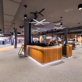 Das neue Check In jetzt auf 3.000 m² mit viel Platz und gemütlicher Atmosphäre und noch mehr top Service, Skiverleih und Ski Depot direkt an der Talstation Serfaus