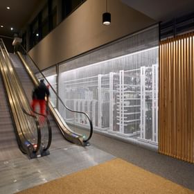 Eine Rolltreppe führt direkt ins neue Check In Skidepot mit Skiverleih und Shop und Servicestation in einem direkt an der Talstation Komperdell und Alpkopf Serfaus