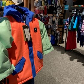 Marken Skibekleidung für Kinder zu Schnäppchenpreisen gibt's im Outlet Check In direkt an der Seilbahnstation Serfaus