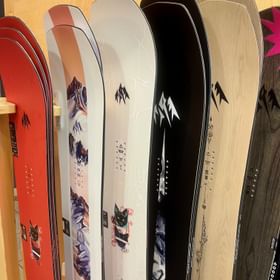 Jones Snowboards im Peep Shop Serfaus