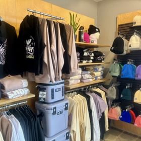 Innenansicht vom Peep Shop mit einer großen Auswahl an Bekleidung und Accessoires vom eigenen Peep-Label