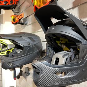 Im Fahrradgeschäft gibt es neben Fahrradbekleidung und Accessoires auch Schutzausrüstung und Protektoren wie diesen Fully Helme zum Downhillen und Trail fahren 