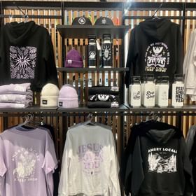 Lässige Bekleidung von unserem Peep Label findest du im Check In Bikecenter Serfaus<br/>Bekleidung wie Hoodies, Jacken, Shirts und Caps von Peep Label sind im modernen Geschäft im Check In Bikecenter Serfaus dekoriert<br/>