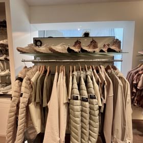 Im On Shop hängen spezielle premium Laufbekleidung der Marke On wie Shirts, Westen, Tops, Laufhosen