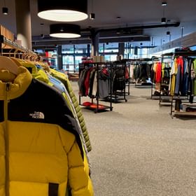 Marken Skijacken für Herren hängen im Check In Outlet Geschäft in Serfaus