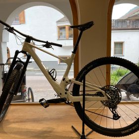 Im Schaufenster des Scott Testcenters Fahrradshops steht ein Premium Hardtail Mountainbike der Marke Scott zum Verleih