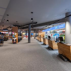 Das neue Check In jetzt auf 3.000 m² mit viel Platz und gemütlicher Atmosphäre und noch mehr top Service, großer Skiverleih mit zahlreichen Modellen hochklassiger Skihersteller und Ski Depot direkt an der Talstation Serfaus