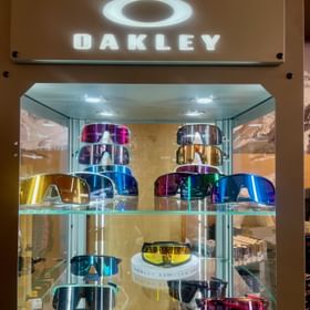 Oakley Sonnenbrillen im Peep Shop Serfaus