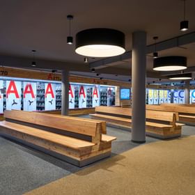 Ski und Skischuh Depot Check In in modernem Ambiente mit vielen Sitzmöglichkeiten und Komfort