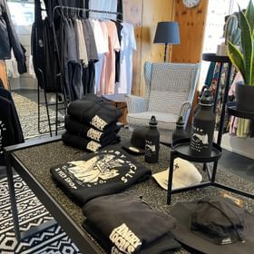 Bekleidung wie Hoodies, Jacken, Shirts und Caps von Peep Label sind im modernen Geschäft im Scott Testcenter Serfaus dekoriert