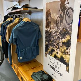 Im Fahrradgeschäft gibt es neben Fahrradbekleidung und Accessoires für Herren der Marke Scott speziell fürs Biken