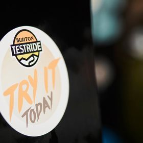 Nahaufnahme Burton Testride Sticker "Try it today"