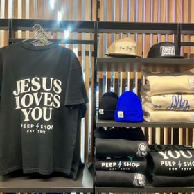 <br/>Bekleidung wie Hoodies, Jacken, Shirts und Caps von Peep Label sind im modernen Geschäft im Check In Bikecenter Serfaus dekoriert<br/>