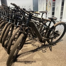 Im Geschäft stehen Mountainbike E-Hardtail Modelle der Marke Scott für Herren und Damen in verschiedenen Größen zum Verleih<br/>