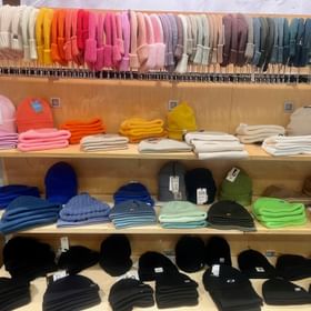 Innenansicht vom Peep Shop Serfaus mit einer großen Auswahl an Beanies