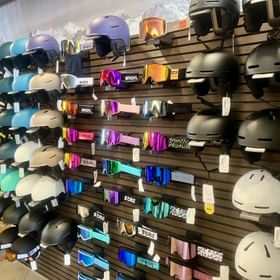 Innenansicht vom Peep Shop mit einer Wand mit verschiedenen Snowboardhelmen