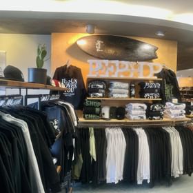 Innenansicht vom Peep Shop mit einer großen Auswahl an Bekleidung und Accessoires vom eigenen Peep-Label