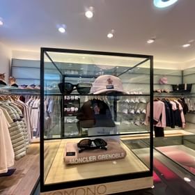 Sonnenbrillen und Accessoires in einer Vitrine im On Shop Serfaus
