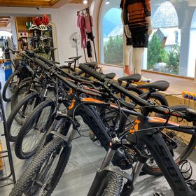 Im Geschäft stehen Rent E-Mountainbike Modelle der Marke Bergamont für Herren und Damen in verschiedenen Größen 