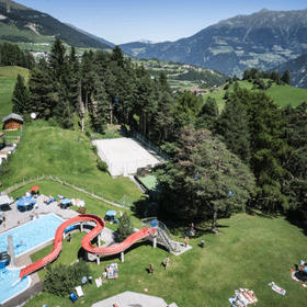 Luftaufnahme der Funzone Serfaus mit dem Schwimmbad, Volleyballplatz, Tennisplatz und X-Trees