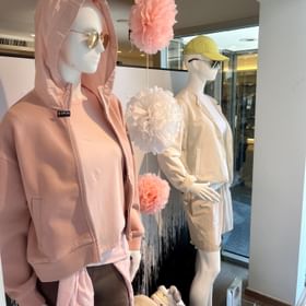 Im On Shop hängen spezielle premium Laufbekleidung der Marke On wie Shirts, Westen, Tops, Laufhosen
