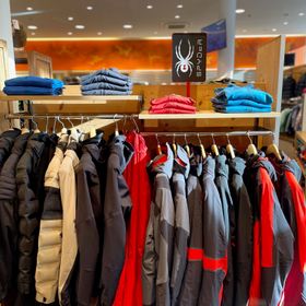 Skibekleidung, Jacken, Skihosen, Unterzieher, Funktionsshirts und Daunenjacke für Herren der Marke Spyder