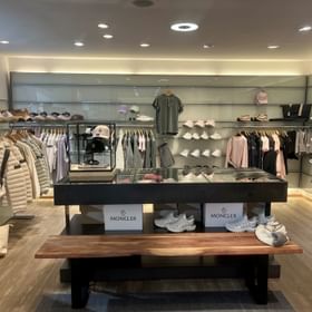 Im On Shop hängen spezielle premium Laufbekleidung der Marke On wie Shirts, Westen, Tops, Laufhosen