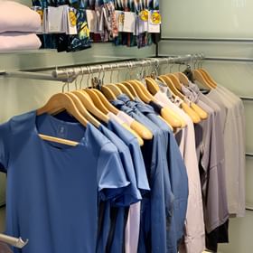 Im On Shop hängen spezielle premium Laufbekleidung der Marke On wie Shirts, Westen, Tops, Laufhosen