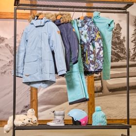 Im Modegeschäft im Patscheider Haus hängen exklusive Skijacken und Hosen, wärmende Unterzieher und Accessoires für Kinder und Jugendliche