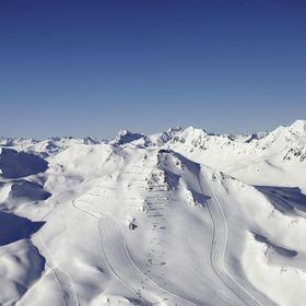 Winterliches Bergpanorama im Masner Gebiet mit tief verschneiten Berghängen und Gipfeln und blauem Himmel im Skigebiet Serfaus-Fiss-Ladis 