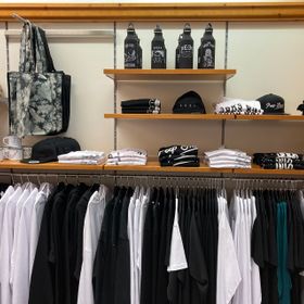 Im modern eingerichteten Innenraum des Shops gibt es Fahrradbekleidung, Caps und Trinkflaschen auch Shirts, Hoodies und Mützen der eigenen Brand Peep Shop