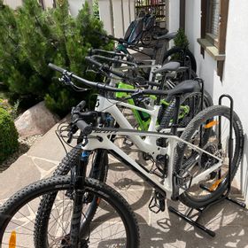 Vor dem Eingang des Fahrradverleihs Scott Testcenter gibt es Mountainbikes der Marke Scott im Verleih in verschiedenen Größen