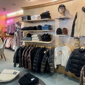 Innenansicht vom Peep Shop mit einer großen Auswahl an Bekleidung von The North Face, Carhartt, Burton und vieles mehr