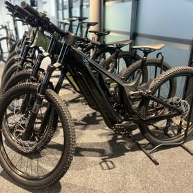 Check In Bikecenter – Dein Bikecenter direkt an der Talstation in Serfaus<br/>Im Geschäft stehen Mountainbike E-Fully Modelle der Marke Scott für Herren und Damen in verschiedenen Größen zum Verleih<br/>
