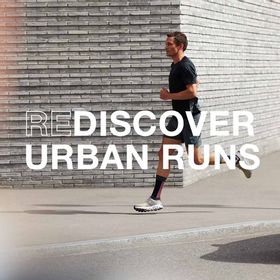 Ein Mann joggt in On Bekleidung und Schuhen auf einer asphaltierten Straße in einer Stadt