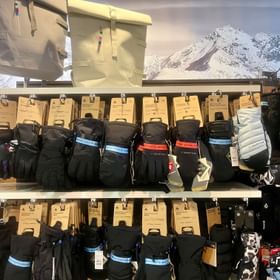 Eine große Auswahl an Handschuhe zum Snowboarden von Burton, Volcom, Picture und vieles mehr gibt es im Peep Shop Serfaus